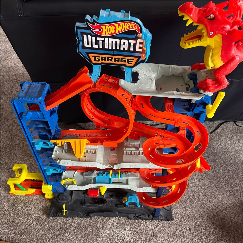 Hot Wheels Ultimate Garage with Orange and Blue Tracks